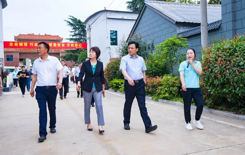 全国水产技术推广总站总工程师李清一行莅临棠河集团酒业有限公司调研指导